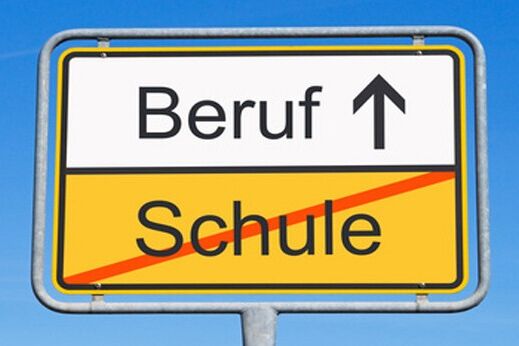 Bild: Ortsschild vor blauem Himmel (Beruf / Schule)