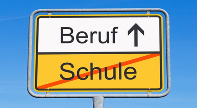 Bild: Ortsschild vor blauem Himmel (Beruf / Schule)